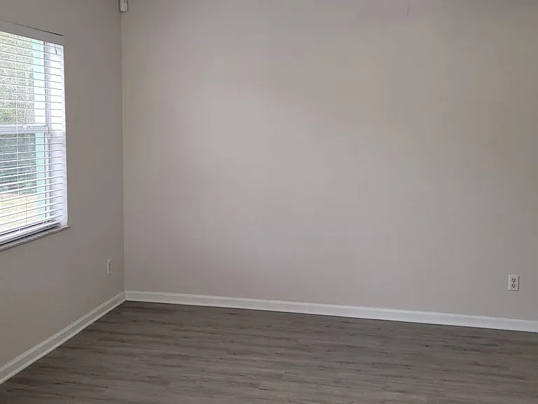 2120 Justin Ave — Photo 6