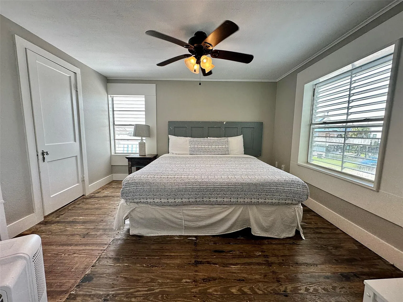 3 bed, 1.0 bath, 1036 sqft, $2,895 — Photo 4
