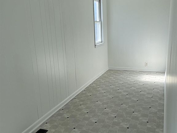 5th image of 633 E Washington St