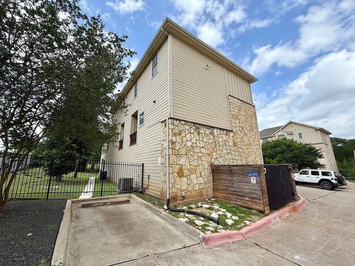 Modern 3BD/2BA Austin Property with Private Balcony & Attached Garage — Photo 2