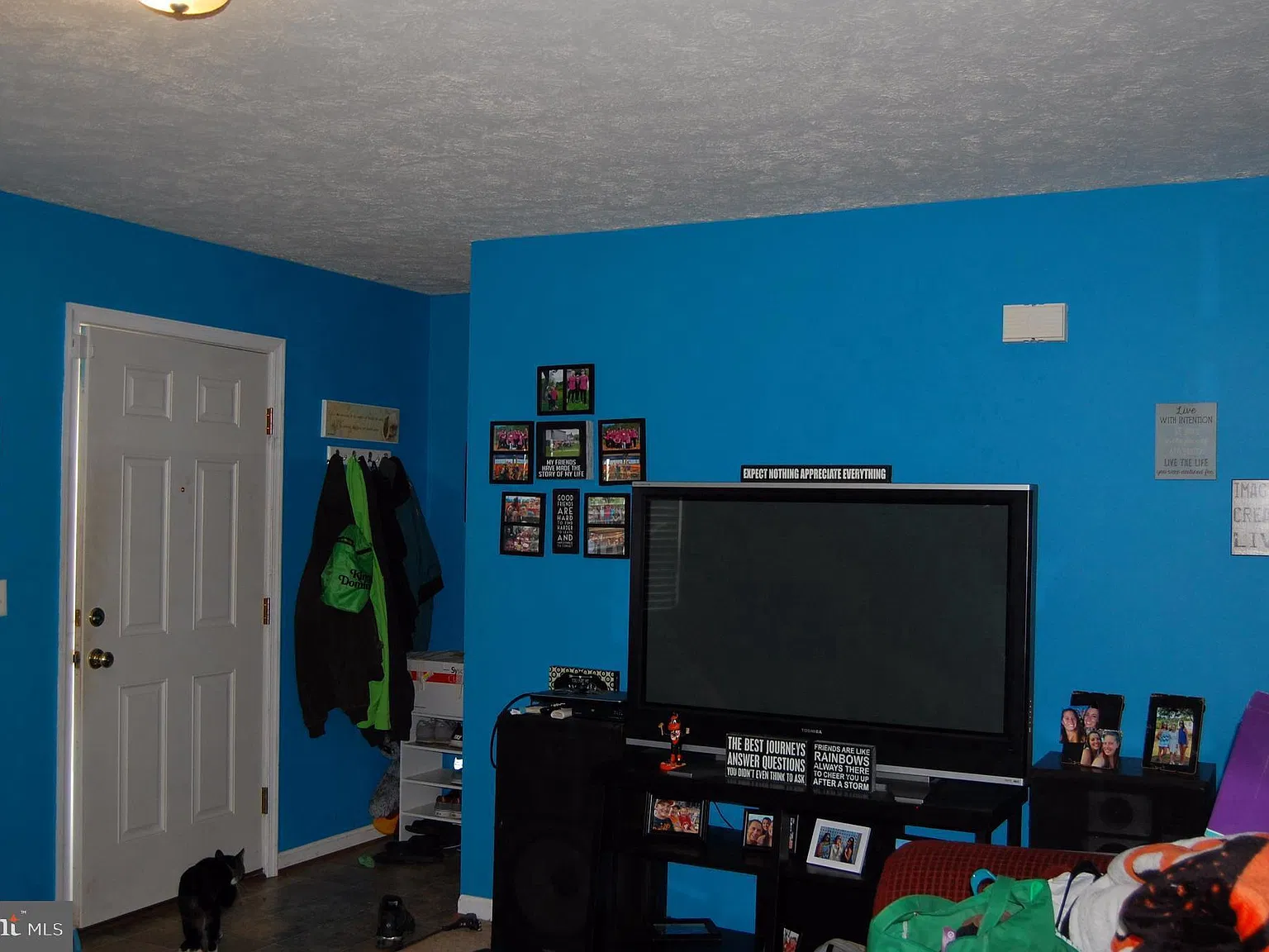 3 bed, 1.0 bath, 1174 sqft, $1,695 — Photo 2