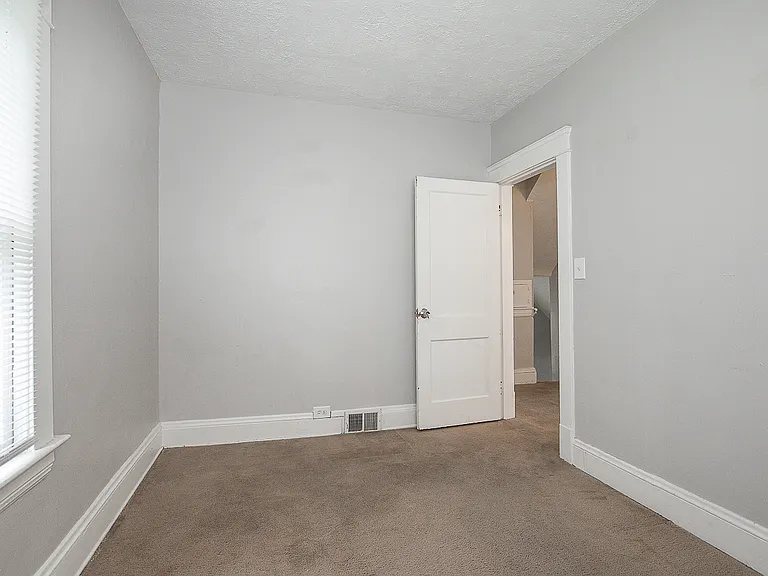 12917 Thornhurst Ave — Photo 4