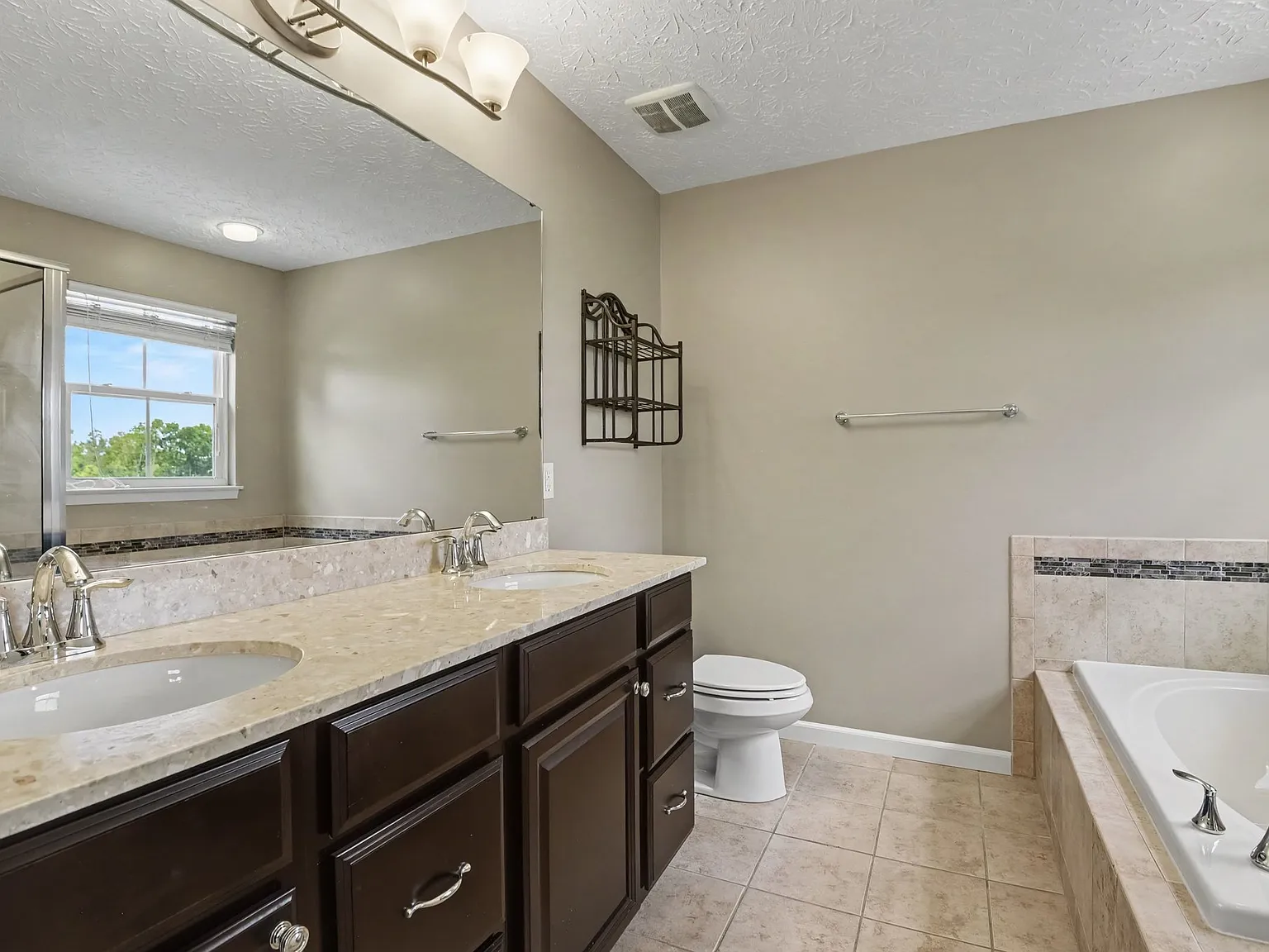 3 bed, 2192 sqft, $3,265 — Photo 4