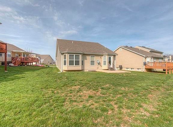 Nice lot with plenty of room to enjoy backyard bar-be-ques!