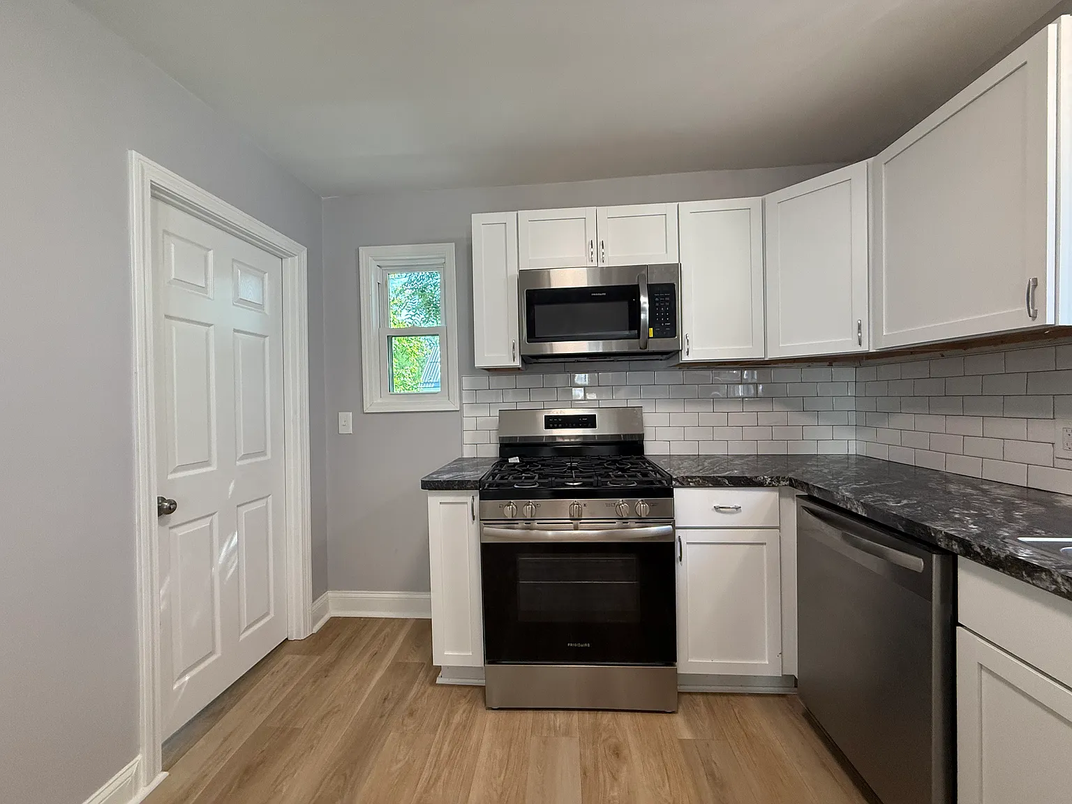 3 bed, 1079 sqft, $2,250 — Photo 3