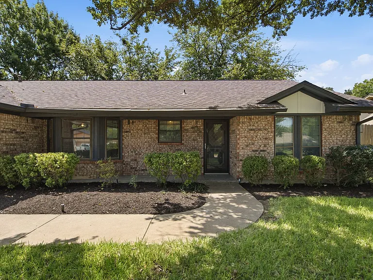 2223 Sierra Dr — Photo 4