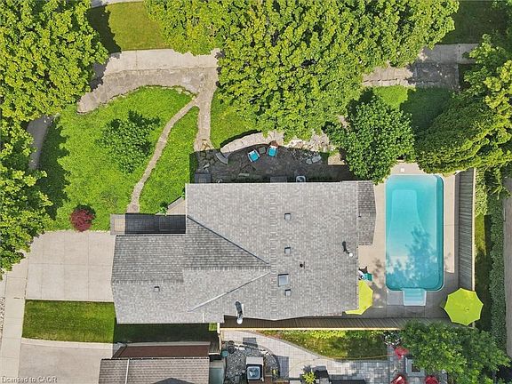 2nd image of 16 Manitoulin Cres