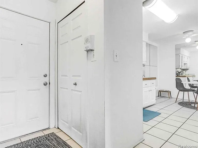 721 W Maple Rd — Photo 5