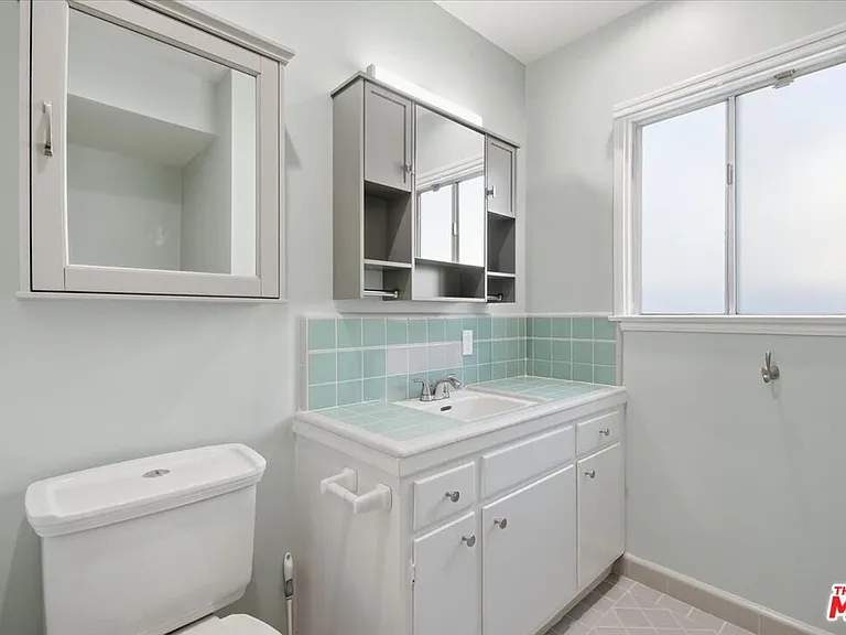 12818 Hatteras St — Photo 17