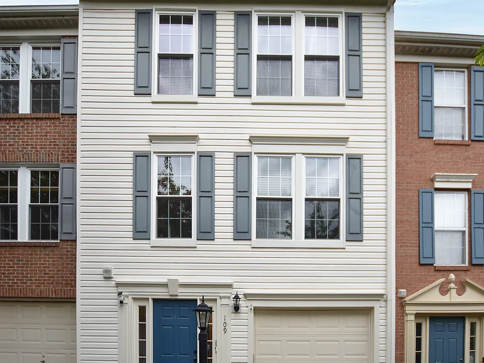 109 Shirley Sq SE