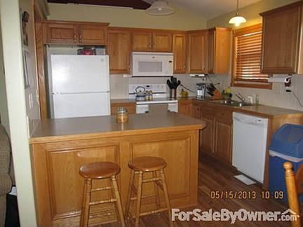 View of vaulted ceiling & decoration ledge.