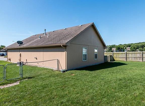 4th image of 210 SW Blue Branch Cir