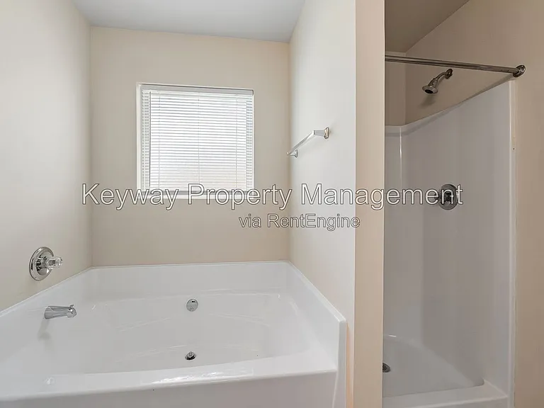910 Clover Ct — Photo 13