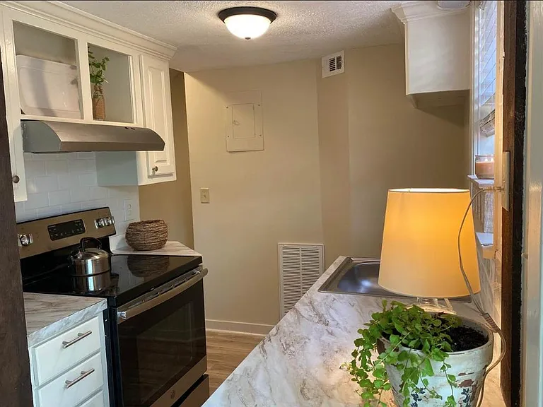 302 Lindale St #B — Photo 8