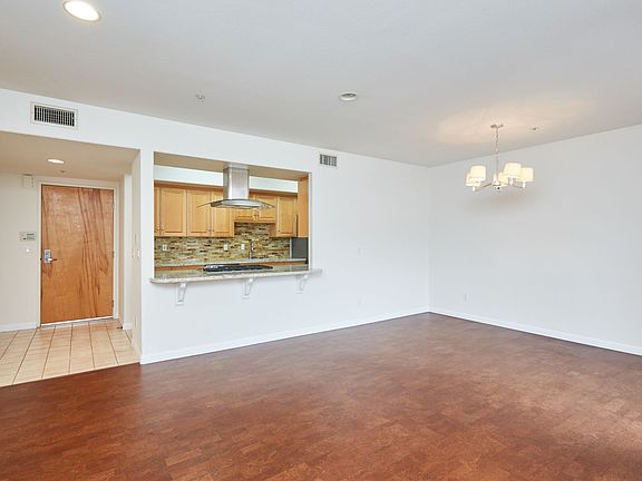 5th image of 937 12th St APT 207