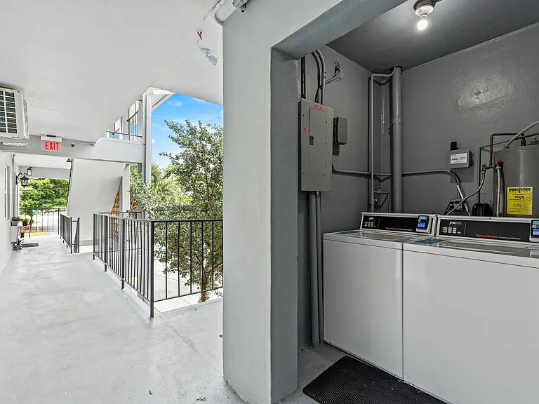 1021 NE 24th Ave #12 — Photo 33