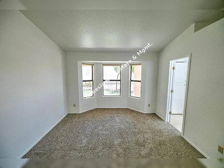 10019 N Roxbury Dr — Photo 2