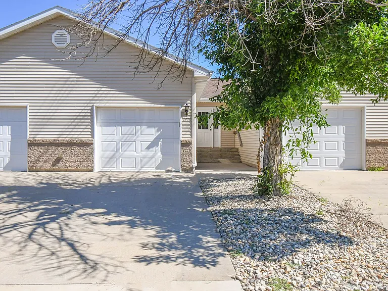 1420 E Redwood Blvd — Photo 2