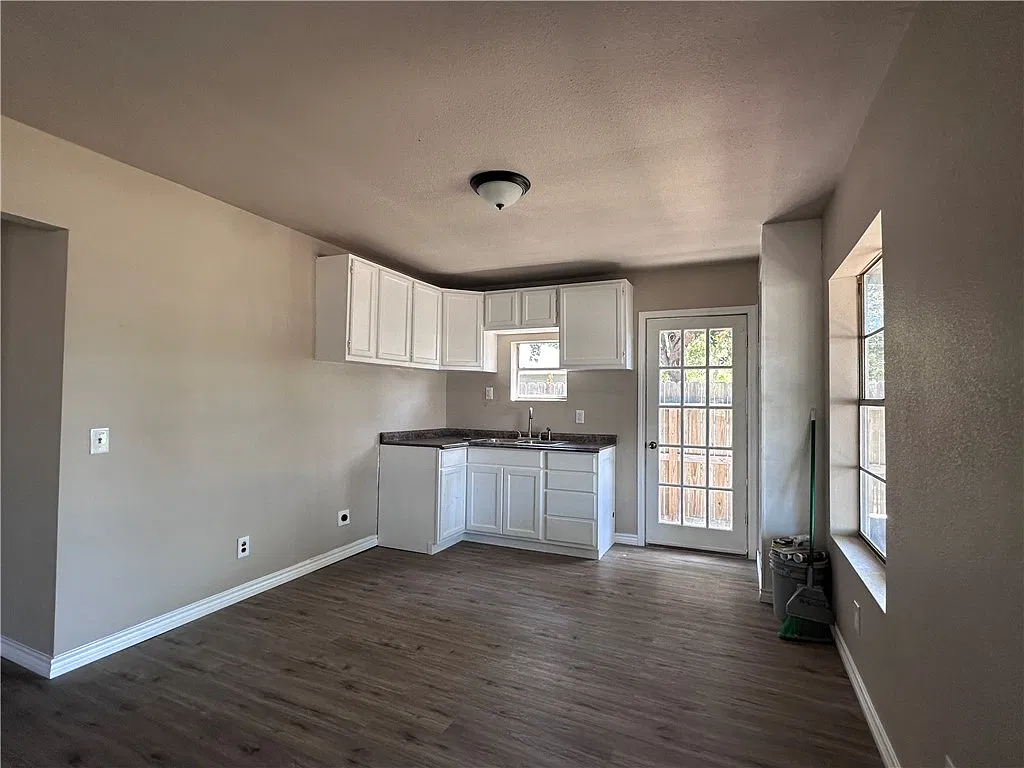 2 bed, 1.0 bath, 793 sqft, $1,400 — Photo 2