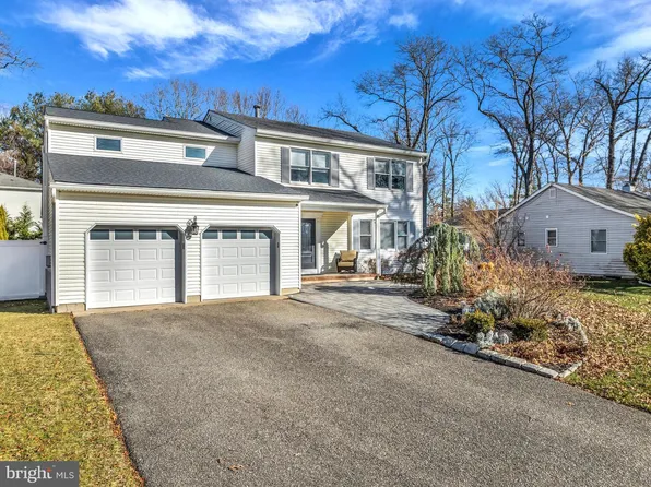 890 Roundtree Dr, Toms River, NJ 08753