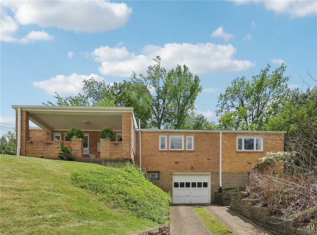 1060 Christopher St photo 1