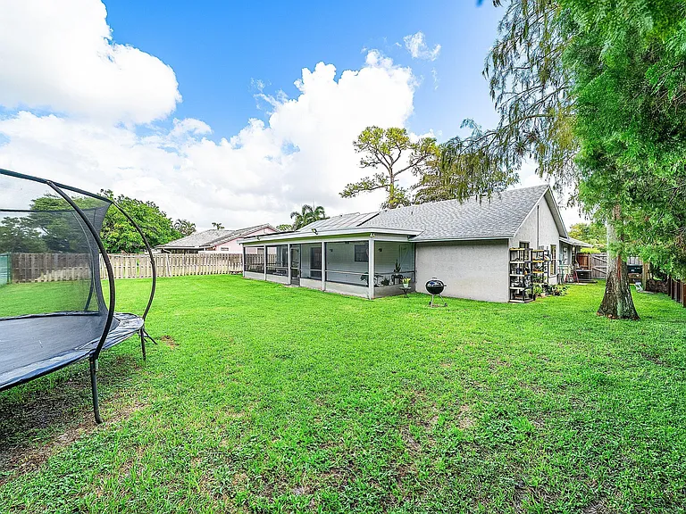 1252 Raintree Ln — Photo 35