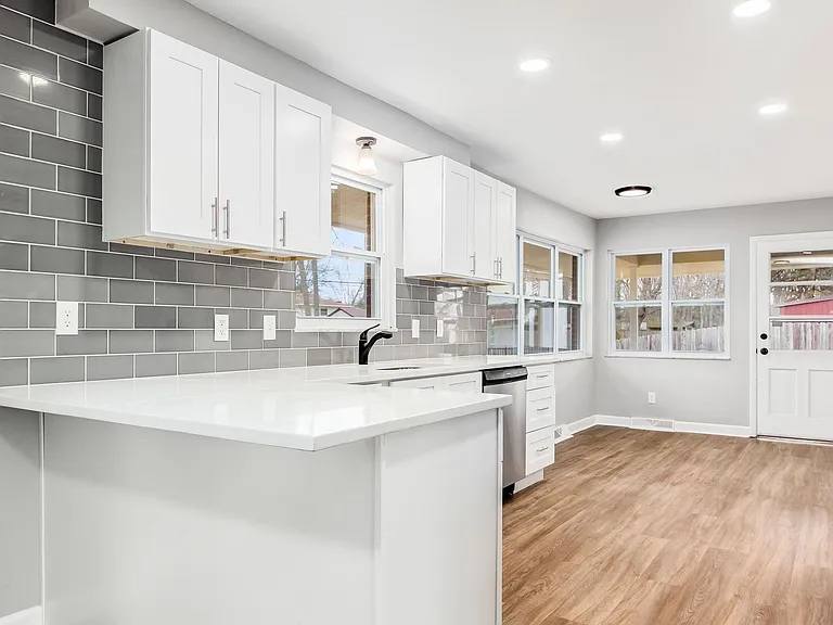 2652 Maplewood Dr — Photo 16