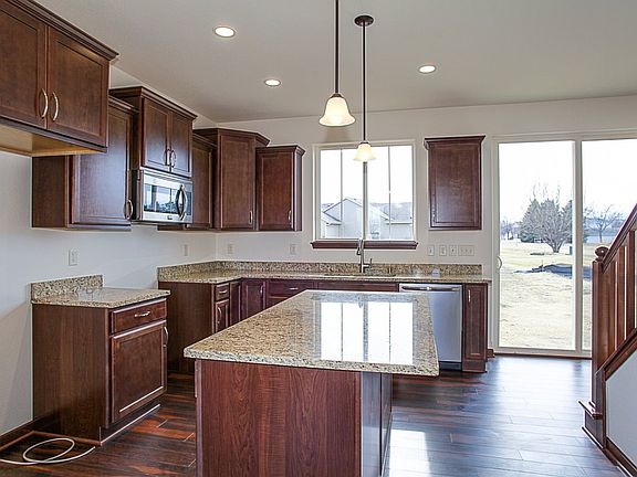 4th image of 501 E Emily Ave