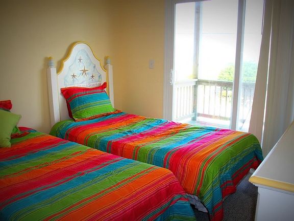 Twin bedroom- 1st level