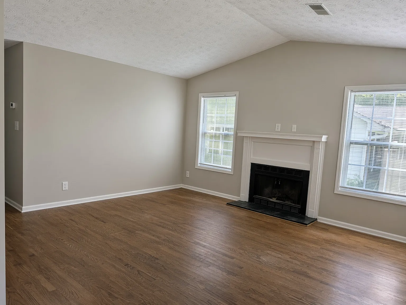 3 bed, 1242 sqft, $2,050 — Photo 3