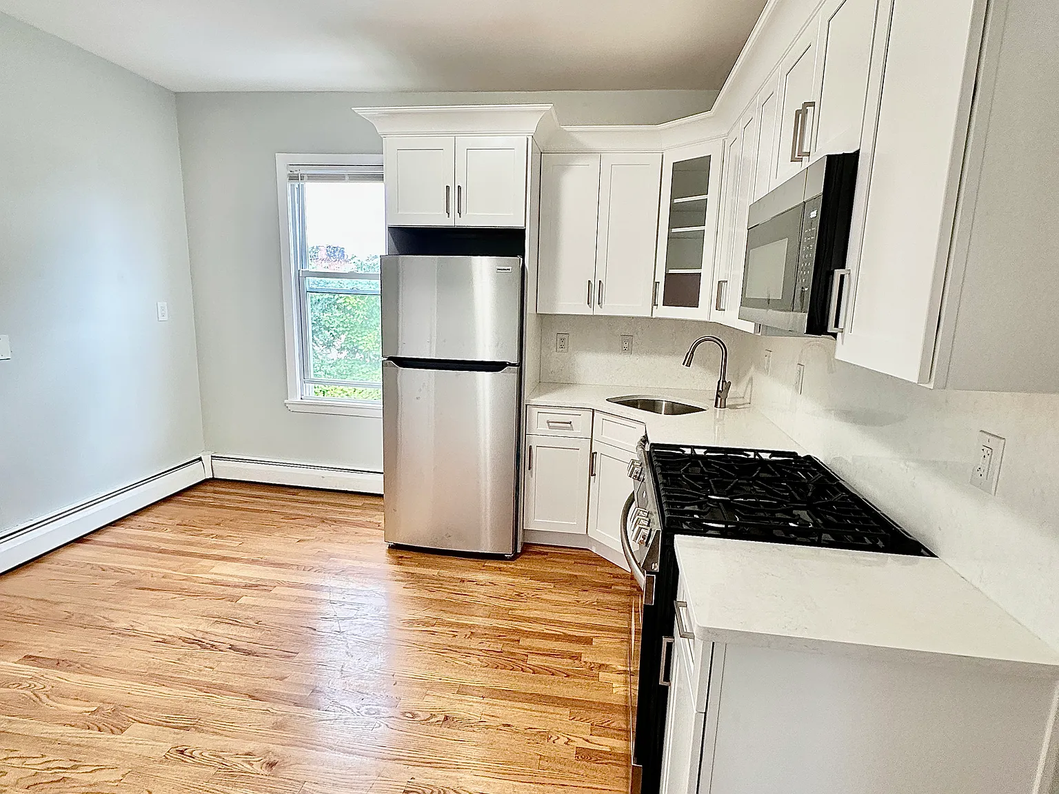 3 bed, 1200 sqft, $3,150 — Photo 2