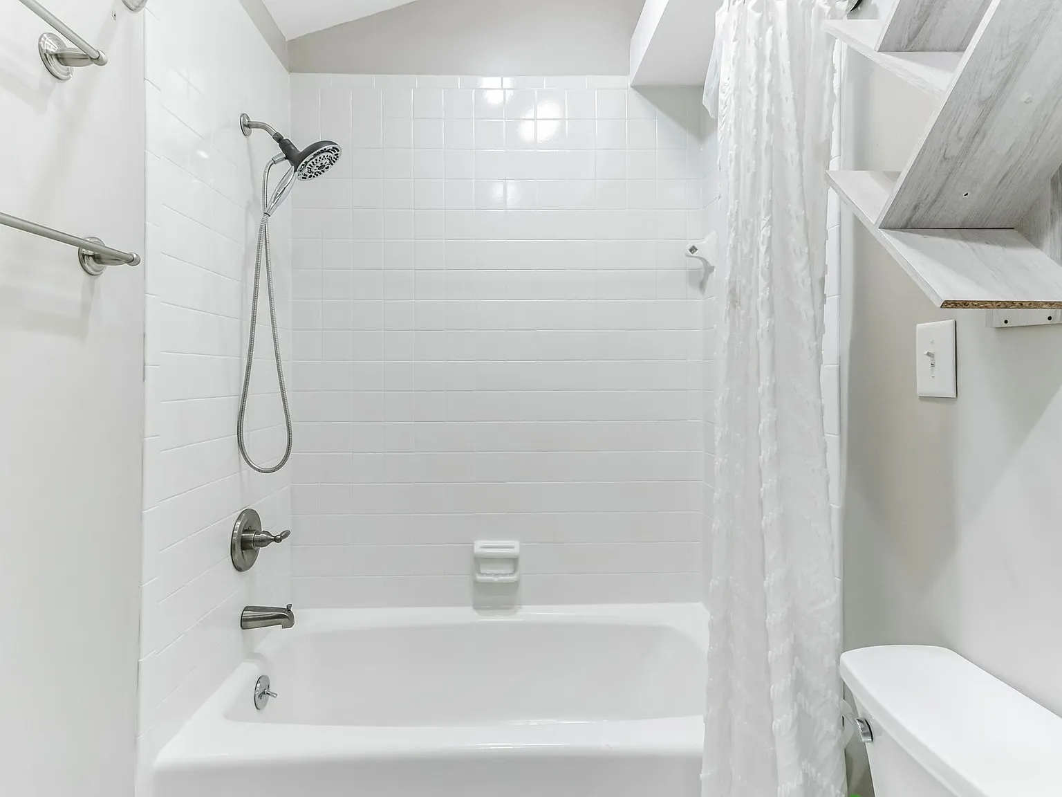 3 bed, 2.0 bath, 1600 sqft, $962 — Photo 3