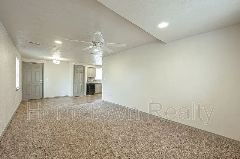 3 bed, 1.0 bath, 1010 sqft, $995 — Photo 3