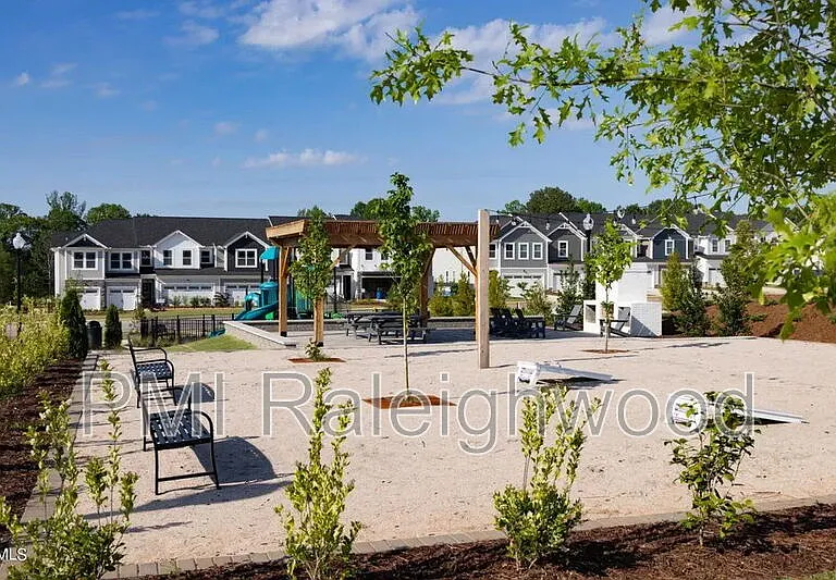 136 Kobus Ct — Photo 30