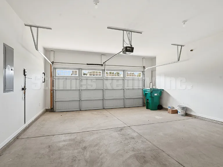 808 Pullman Loop — Photo 36