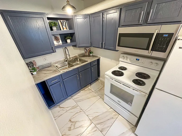 2600 Kingman Blvd #12 — Photo 2