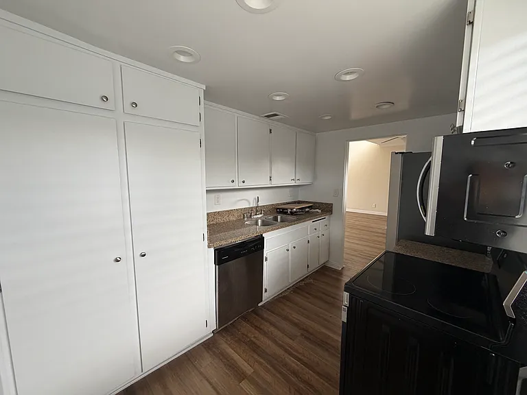 5038 Hazeltine Ave. — Photo 12