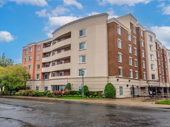 242 Maple Avenue #319, Westbury, NY 11590