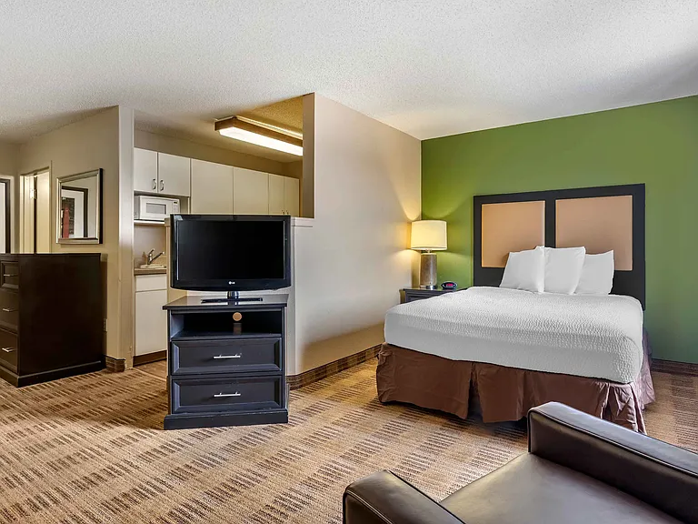 Deluxe Studio - 1 Queen Bed