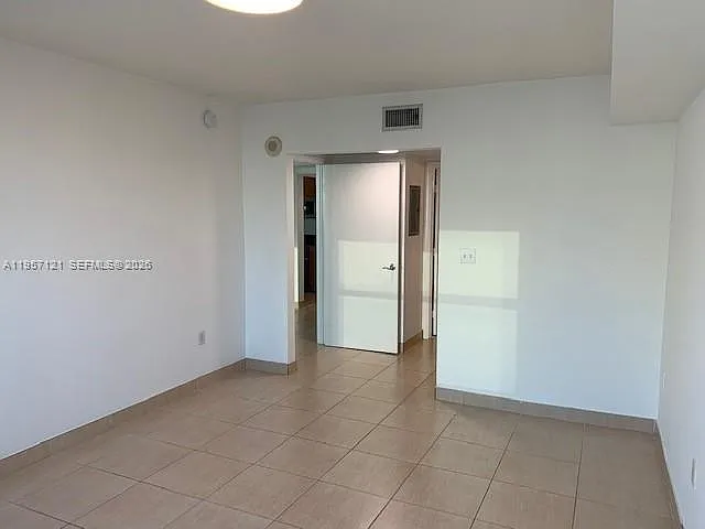 31 SE 5th St #5 — Photo 15