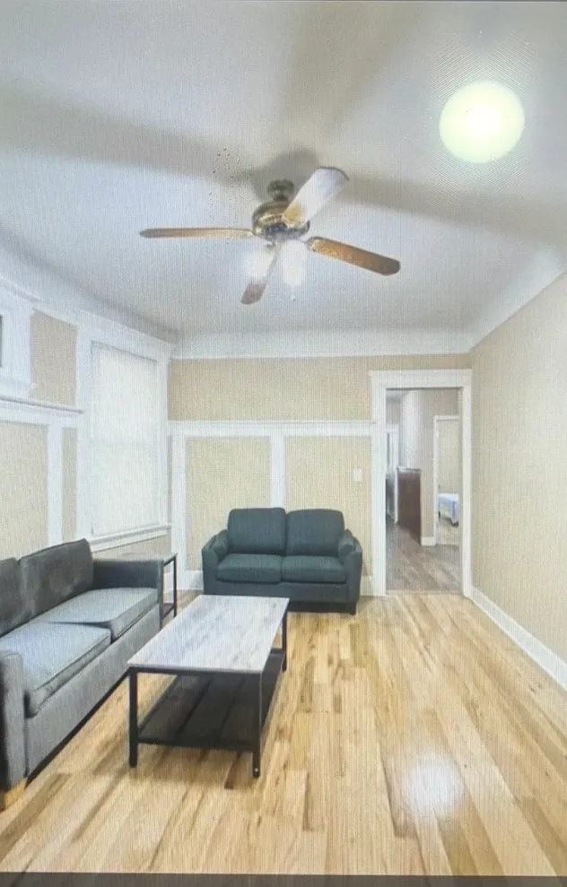3 bed, 1000 sqft, $2,200 — Photo 1