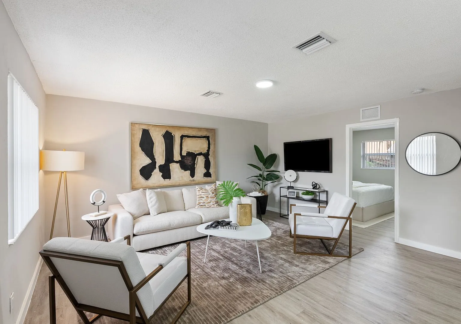 !Renovated! * 2bed/1bath Apartment - Croissant Park! — Photo 2