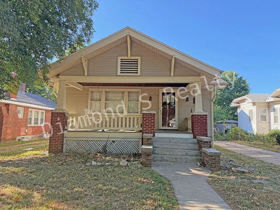 816 E Delmar St