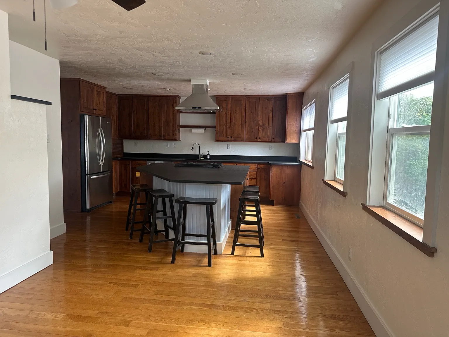 4 bed, 1916 sqft, $3,750 — Photo 3