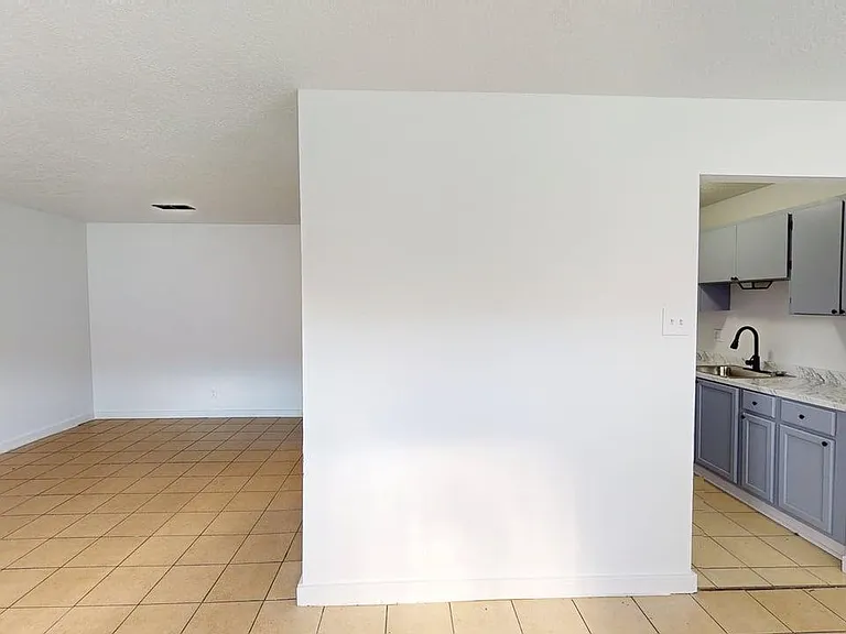 Renovated, Large UNM Area 2 Bed Apt w/ Washer / Dryer and Private Yard — Photo 36