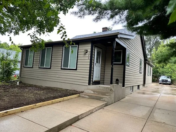 586 Glenwood Ave, Elgin, IL 60120