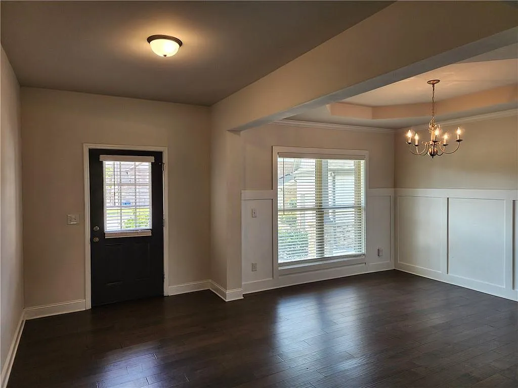 6 bed, 3.0 bath, 3045 sqft, $4,399 — Photo 3