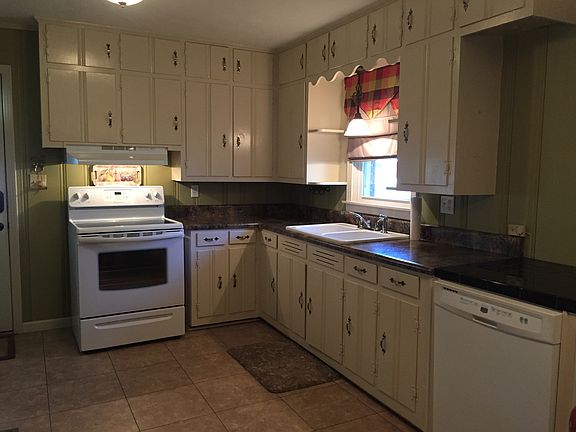 Kitchen appliances included