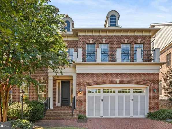 6817 Stockwell Manor Dr, Falls Church, VA 22043