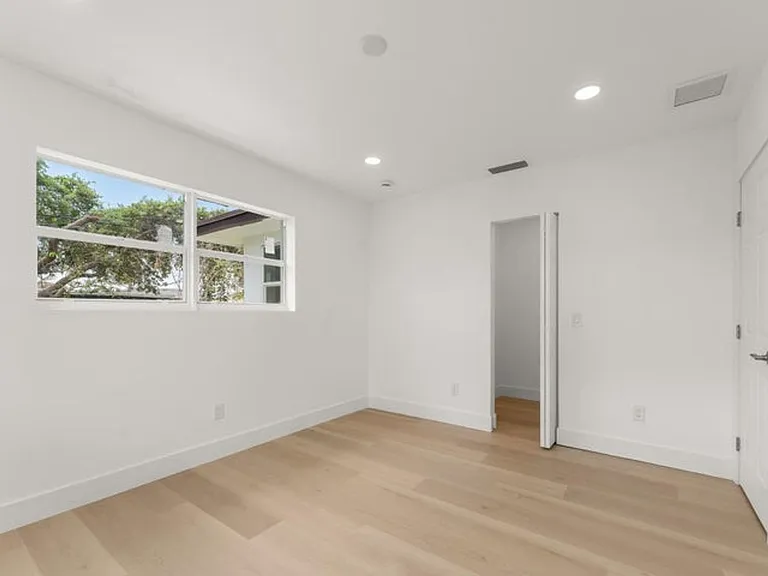 111 W 35th St — Photo 9